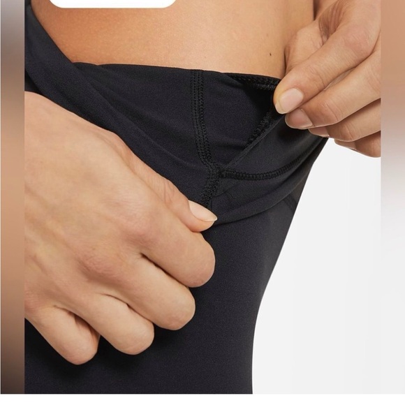 Nike Yoga Luxe Women's High-Waisted Shorts Biker Spandex Black- Size Medium - Picture 3 of 10